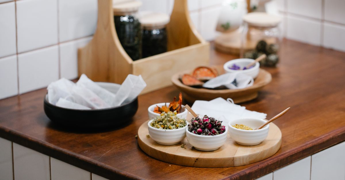 Encimera de cocina doméstica con ingredientes preparados para un plato de arroz especiado con carne