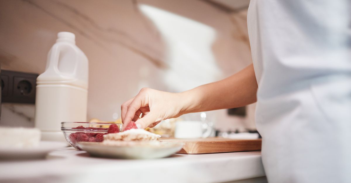 Encimera de cocina doméstica con ingredientes preparados para un plato de arroz especiado y carne