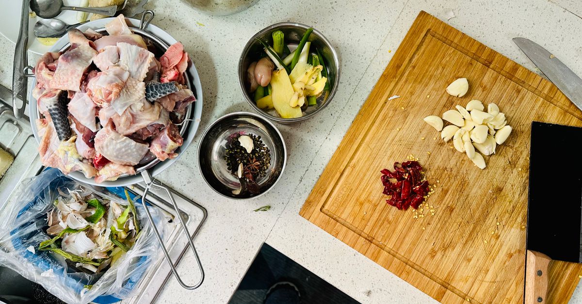 Encimera de cocina doméstica con ingredientes preparados para un plato de arroz especiado con carne